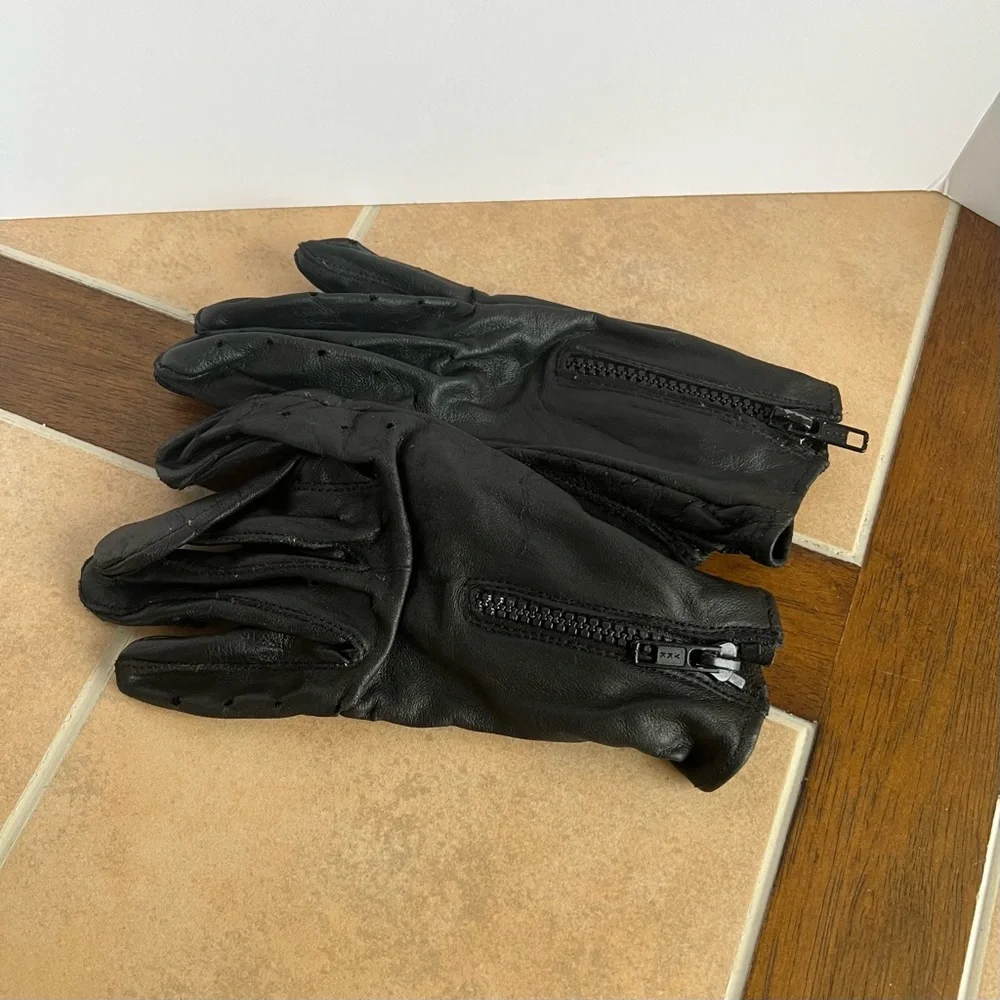 Women’s Medium Black Zip Leather Motorcycle Biker Gloves Excellent Condition!